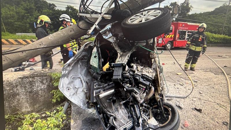 上完插花課返家遇死劫!汽車猛撞電桿翻覆起火 苗栗婦送醫不治
