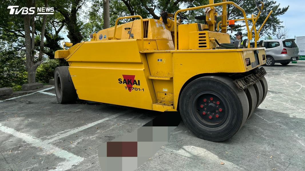 壓路機不慎輾過工人,導致其送醫不治。(圖/TVBS)