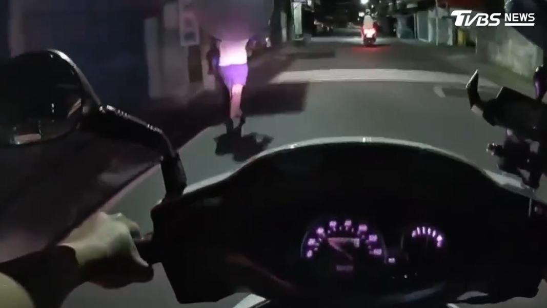 汐止社后所李姓女警盤查違規騎士意外查獲非法來台的越南籍女子。(圖/TVBS)