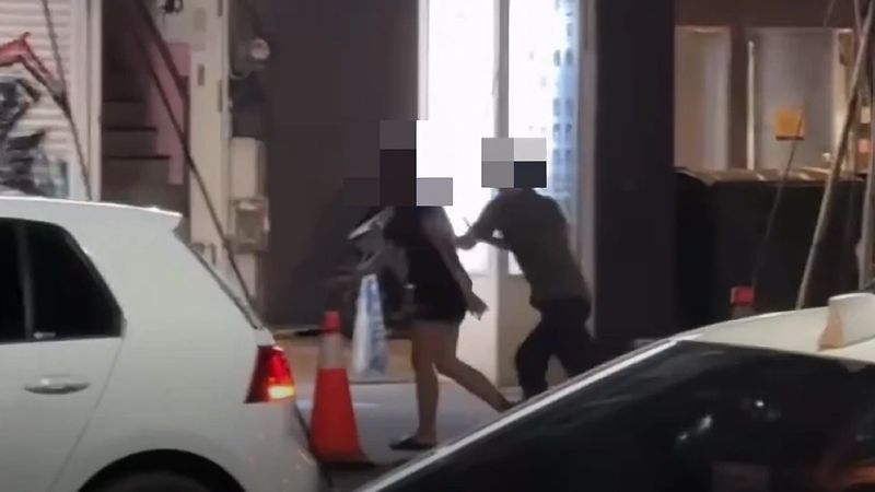 酒後為手機翻臉!夫當街推擠、踹妻 餐廳一路扭打到馬路