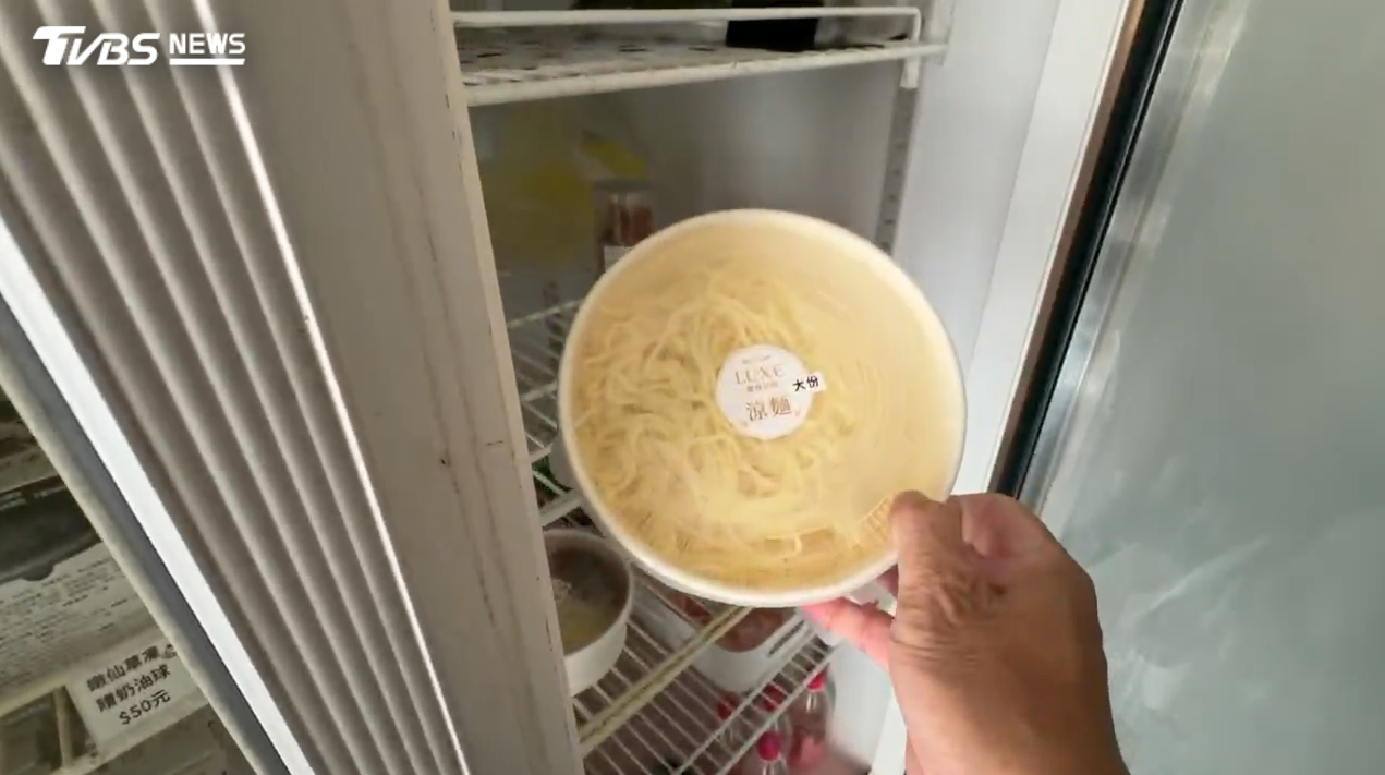 張小姐希望幫助無法飽餐一頓的民眾,每天限量供應10份,不需任何證明即可領取,結果愛心餐變質業者忍痛停辦(圖/TVBS)