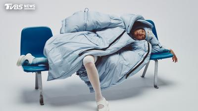 日本社畜睡眠危機!業者狂推「助眠外套」 專家打臉:沒科學根據