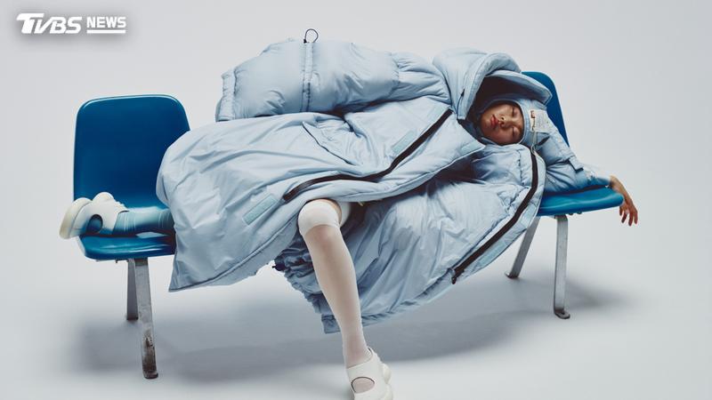 日本社畜睡眠危機!業者狂推「助眠外套」 專家打臉:沒科學根據