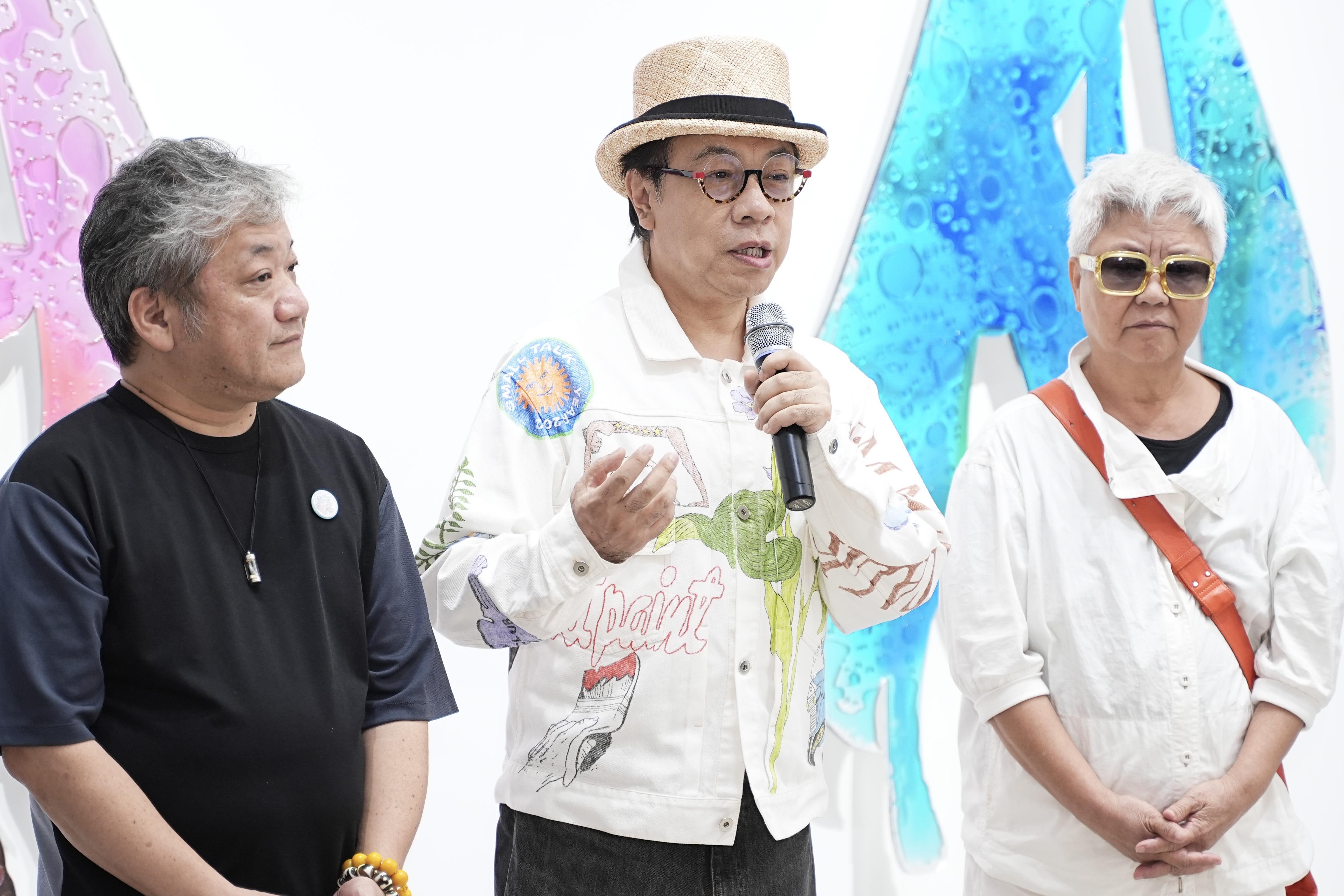蔡康永(中)參加聯展。(圖/黃盈容攝)
