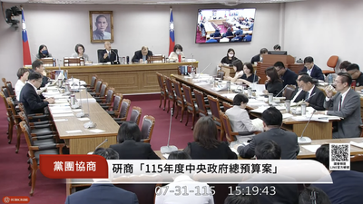 審總預算馬拉松!陳清龍忙翻提案沒回應 韓國瑜急呼:你要專心啊