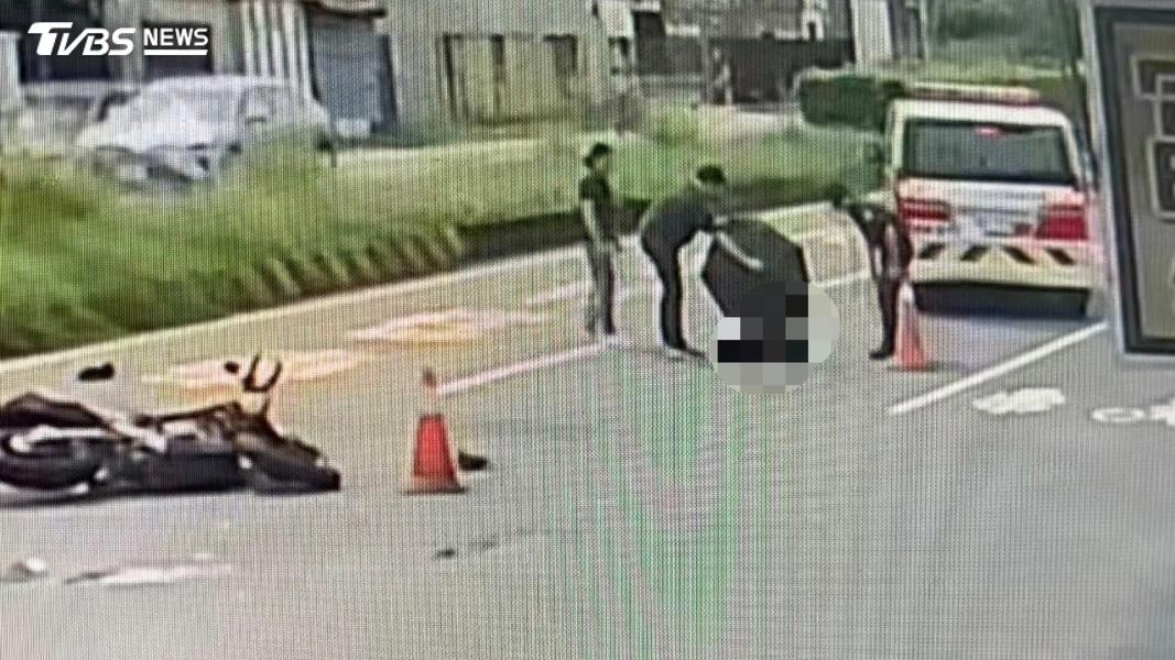 車禍發生後,民眾幫忙女騎士撐傘遮陽。(圖/TVBS)