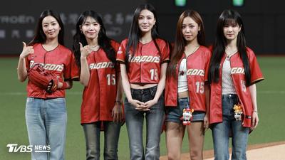 直擊/Apink登大巨蛋!普美晉升人妻首來台 「猛飆高速球」全場驚呼