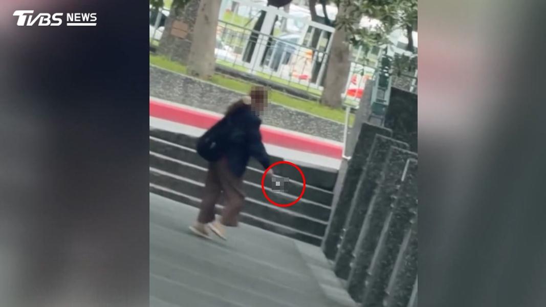 一名女病患回診途中突亮刀揮舞,嚇壞現場民眾。(圖/Threads:lu___0428)