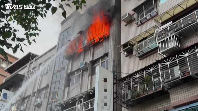 快訊/三重公寓嚴重火警 父、子命危送醫急救搶回一命