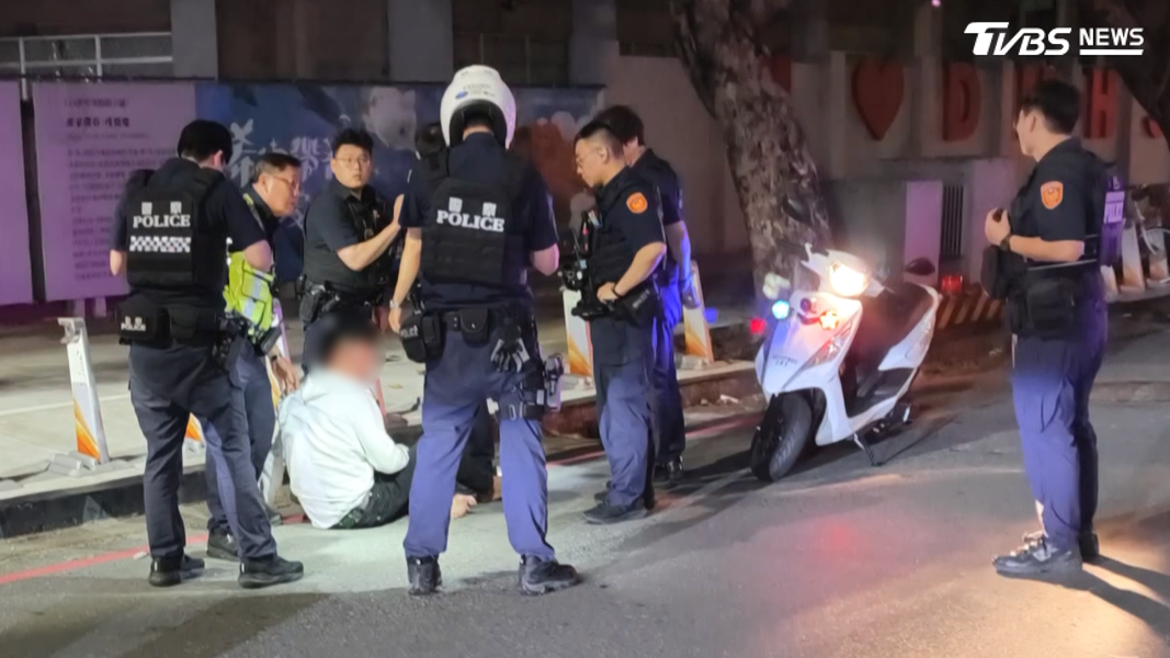 高雄1日凌晨蔡姓男子拒檢上演街頭追逐戰!撞警車落網,身上搜出2毒品,連闖10紅燈累積35違規,罰鍰飆破57萬(圖/TVBS)