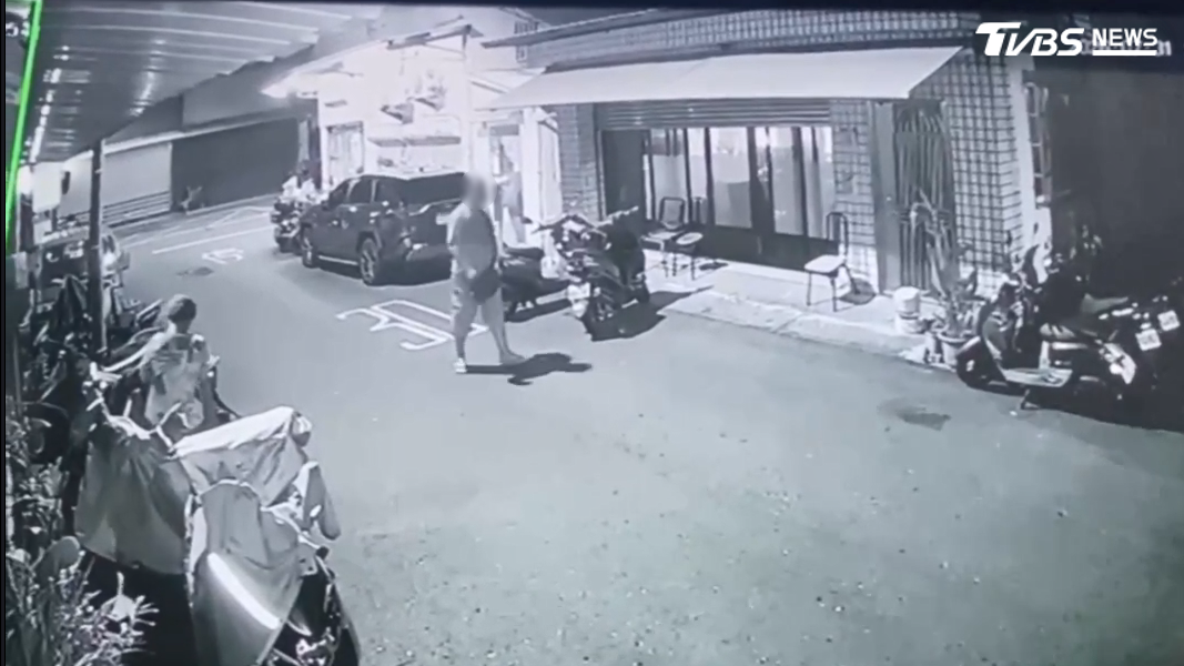 監視器完整記錄下整起事件經過,畫面中可見溫姓男子從機車車廂拿出一把短刀,握在左手,看似隨時都要發動攻擊(圖/TVBS)