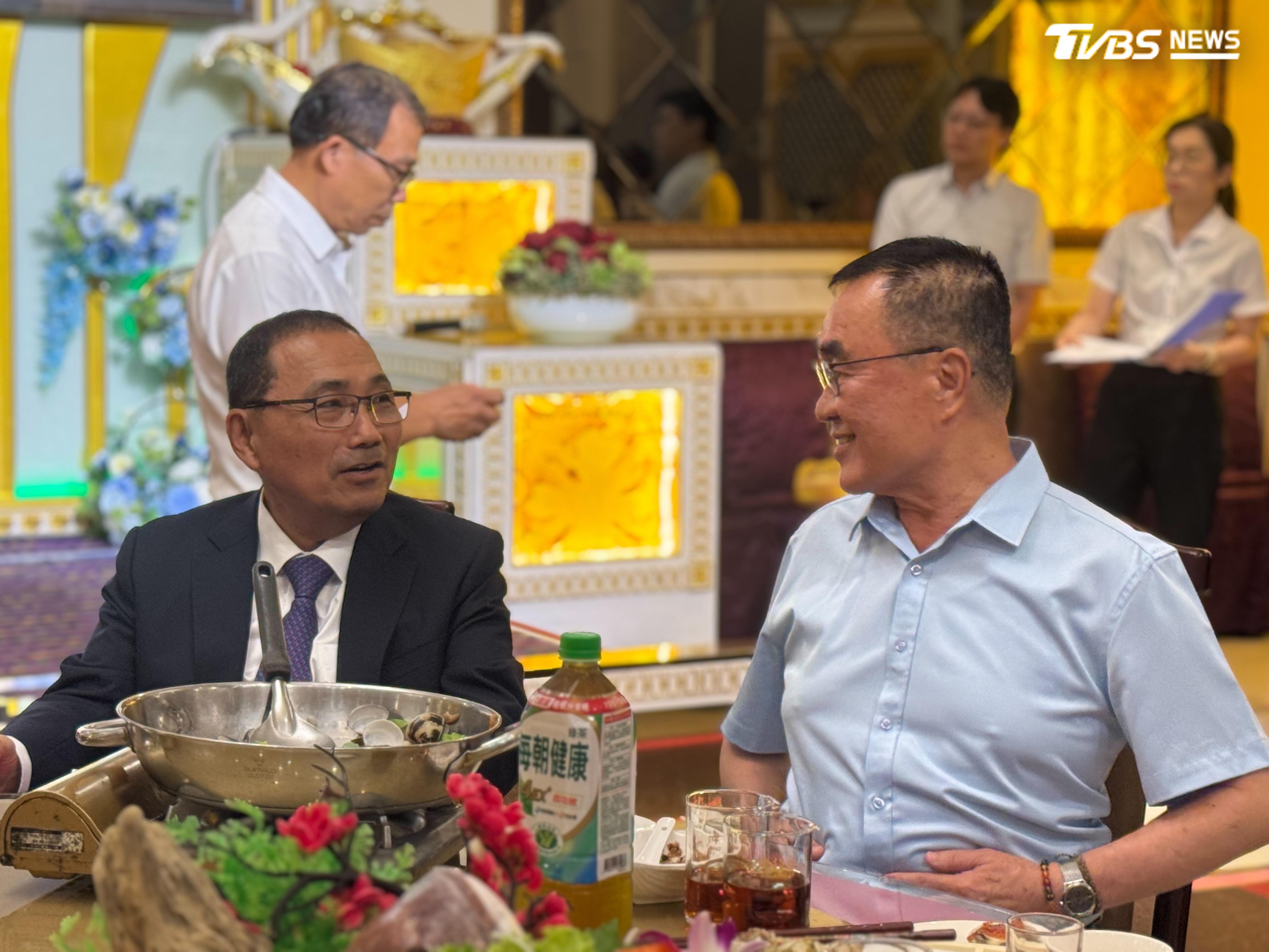 新北市議會國民黨團近日辦慶生聯誼餐會，侯友宜與李四川都出席，兩人互動相當熱絡。（圖／讀者提供）