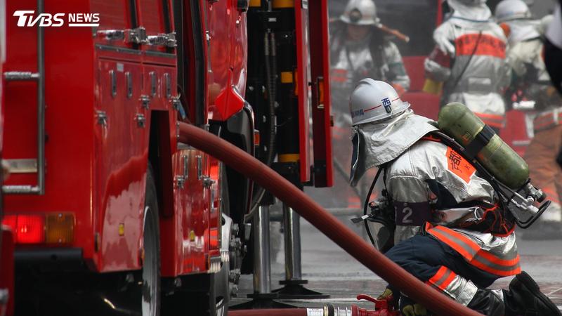 日本千葉驚傳爆炸聲!濃煙從民宅竄出 附近建築、學校玻璃也碎了