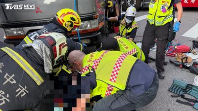 快訊/台中小貨車撞行人!23歲男遭捲車底 渾身血被抬出