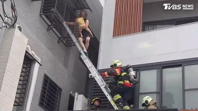 民宅竄火4人受困! 家長抱2歲女童驚險爬梯逃生