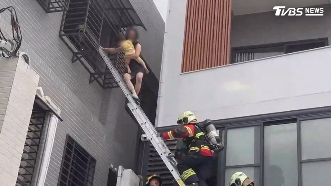 台南柳營區一處透天民宅發生火警,當時家長驚險抱著2歲女童爬梯,幸好最後4人都成功獲救(圖/TVBS)