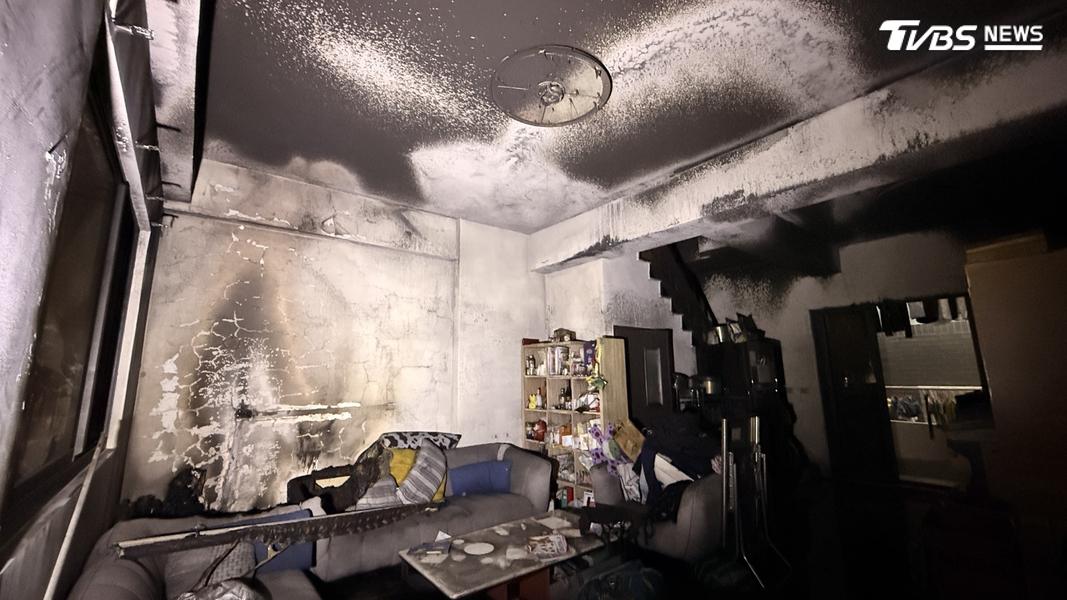 客廳內堆滿雜物,已經被燒得一片焦黑,尤其沙發旁燃燒的最為嚴重,初步判定茶几處就是最初起火點(圖/TVBS)