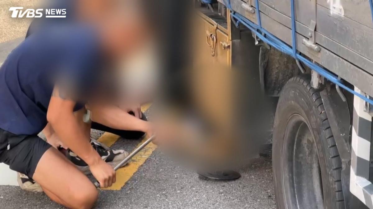 貨車轉彎「A柱擋視線」!24歲男走斑馬線遭撞捲車底 手腳腫脹變形