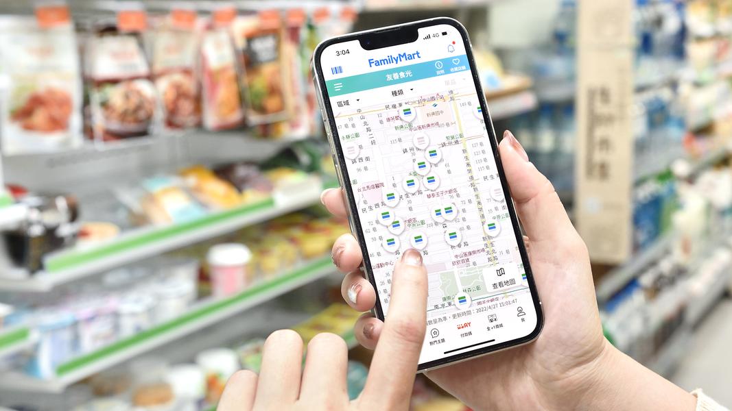 全家APP設置「友善地圖」功能,消費者可以掌握鄰近各店友善食光商品的存貨量。(圖/全家提供)