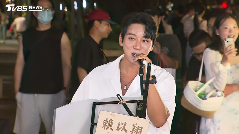 黃致列快閃台北路唱!與街頭藝人合體獻唱 粉絲圍觀嗨翻