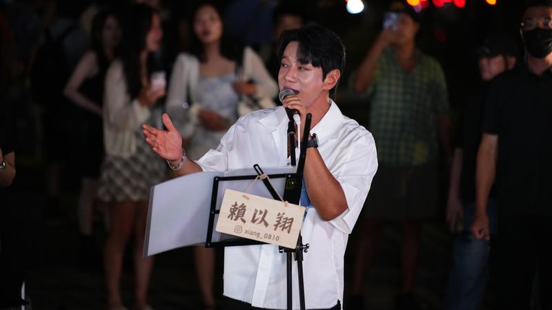 信義區最強街頭藝人!歌王黃致列免錢唱50分鐘 〈愛我別走〉震撼路人