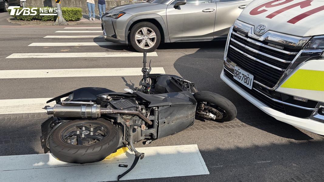機車騎士撞上行人慘摔。
