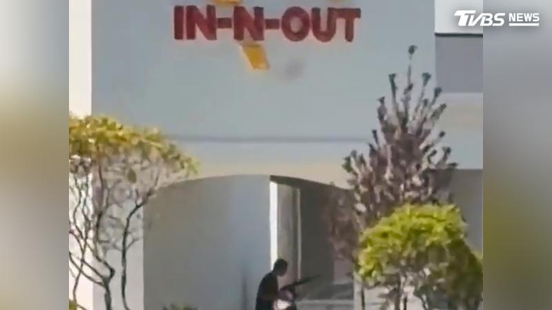 美In-N-Out漢堡店槍擊至少3死2傷!槍手持槍畫面曝