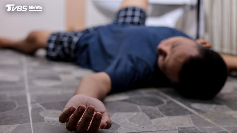 醫師提醒,老人家低血糖經常沒有警訊,就出現意識模糊、跌倒等情況。(示意圖,與本事件無關/Shutterstock達志影像)