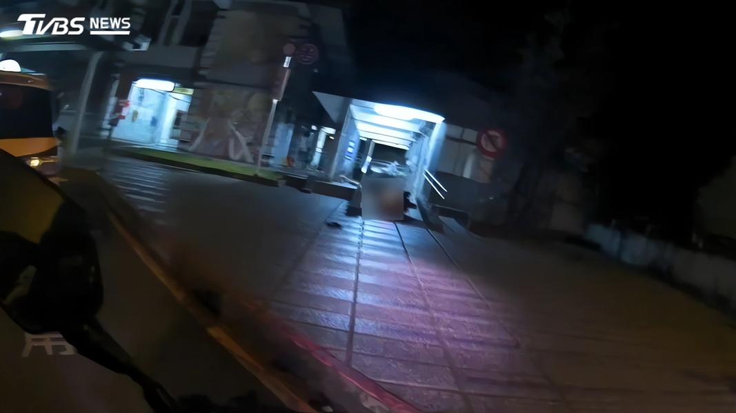 曾男企圖騎上人行道,失控翻車遭逮。(圖/TVBS)