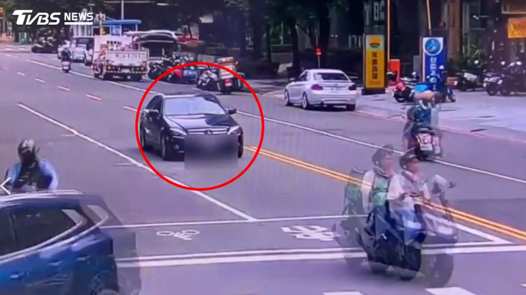 陳女沿路肇事逃逸,最終撞倒路旁停放機車後才停下。(圖/TVBS)