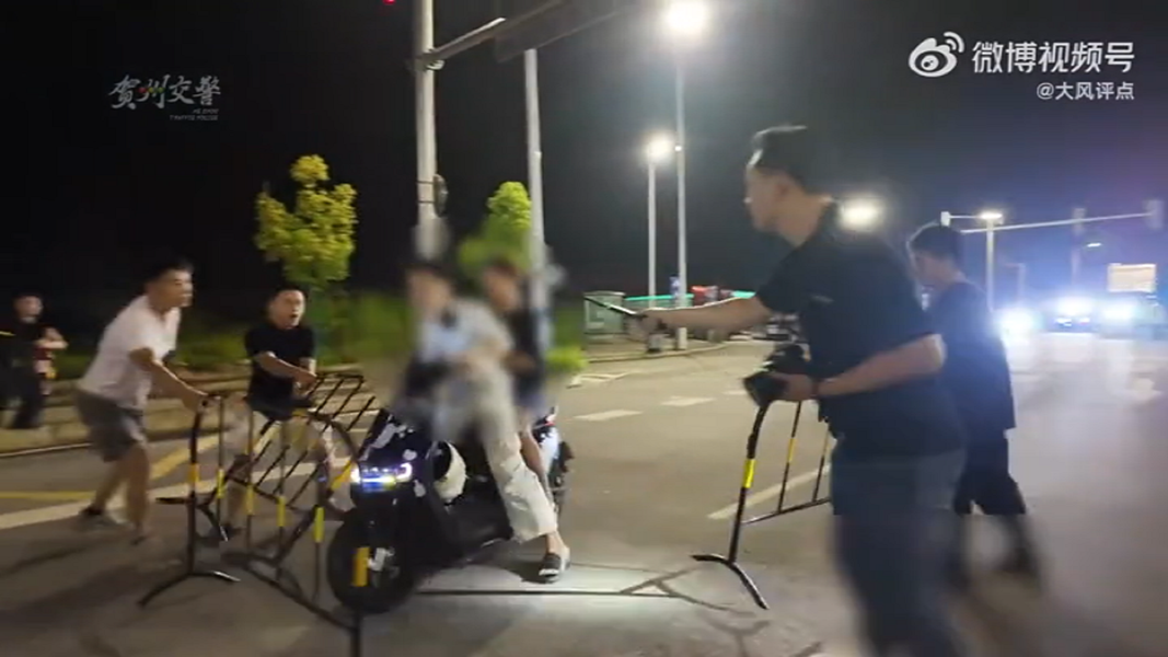 廣西賀州交警深夜出動143名警力,針對飆車少年展開圍捕行動。(圖/賀州交警)