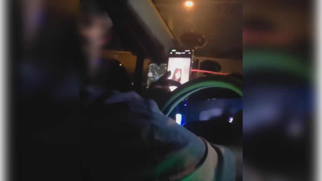 一名旅客搭乘排班計程車返家,卻目睹司機在高速公路上邊開車邊滑手機看短影音。(圖/翻攝Threads_tkliu0215)