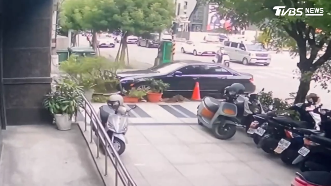 高雄一名女子酒後無照駕駛上路,車輛衝進大樓門口撞倒整排花圃後竟直接倒車離開。(圖/TVBS)