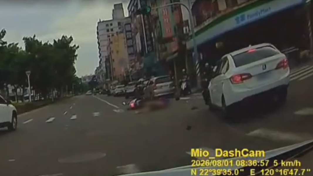 女子駕駛白色轎車行經路口時,因突發低血糖直接追撞40歲陳姓機車騎士。(圖/翻攝_社會事新聞影音)