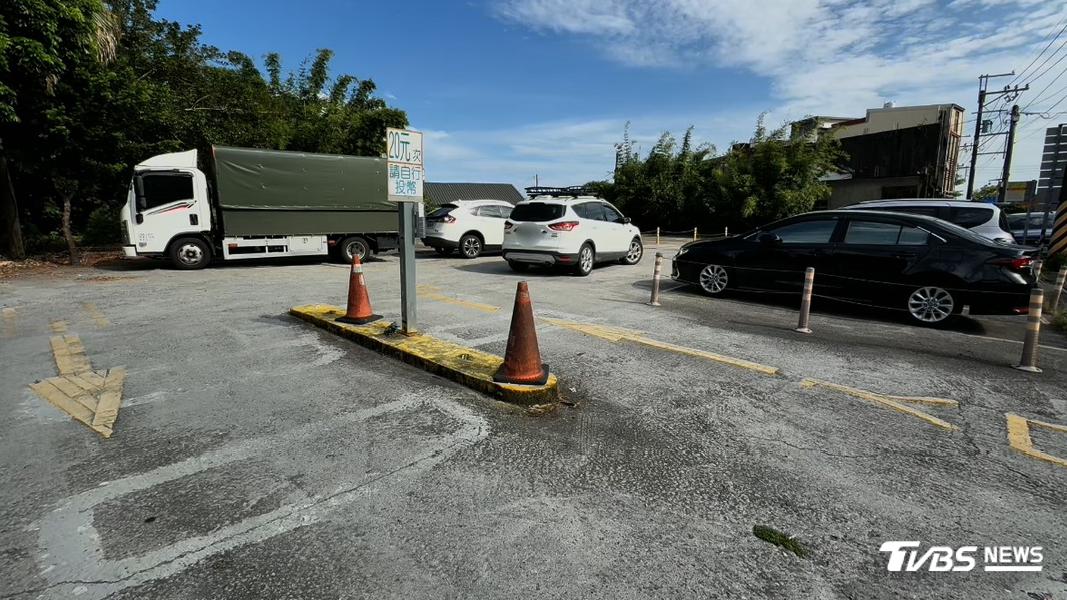 宜蘭礁溪有一處停車場,不但收費超級佛心,而且還沒有柵欄、繳費機,駕駛停好車後,只要把錢投進一個舊信箱裡就好。(圖/TVBS)