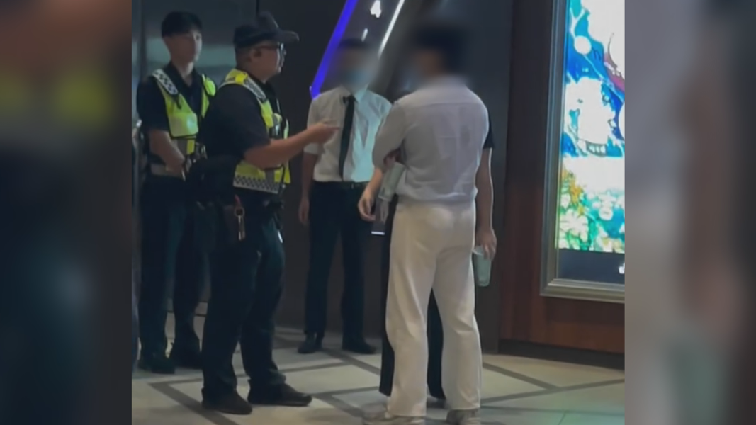 男子在影城內動手打人,事後面對警方詢問卻頻頻裝傻否認。(圖/翻攝Threads_ssssskkkkssjj)