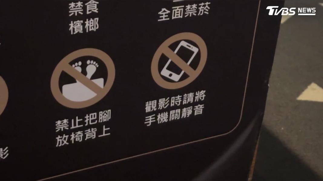 影城行銷部經理林暐強表示,影片播放時應避免使用手機以免影響到其他觀眾。(圖/TVBS)