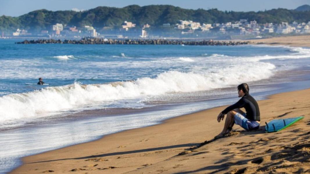 北海岸的中角灣吸引眾多衝浪好手前來體驗。(圖/翻攝自新北市政府觀光旅遊局官網)