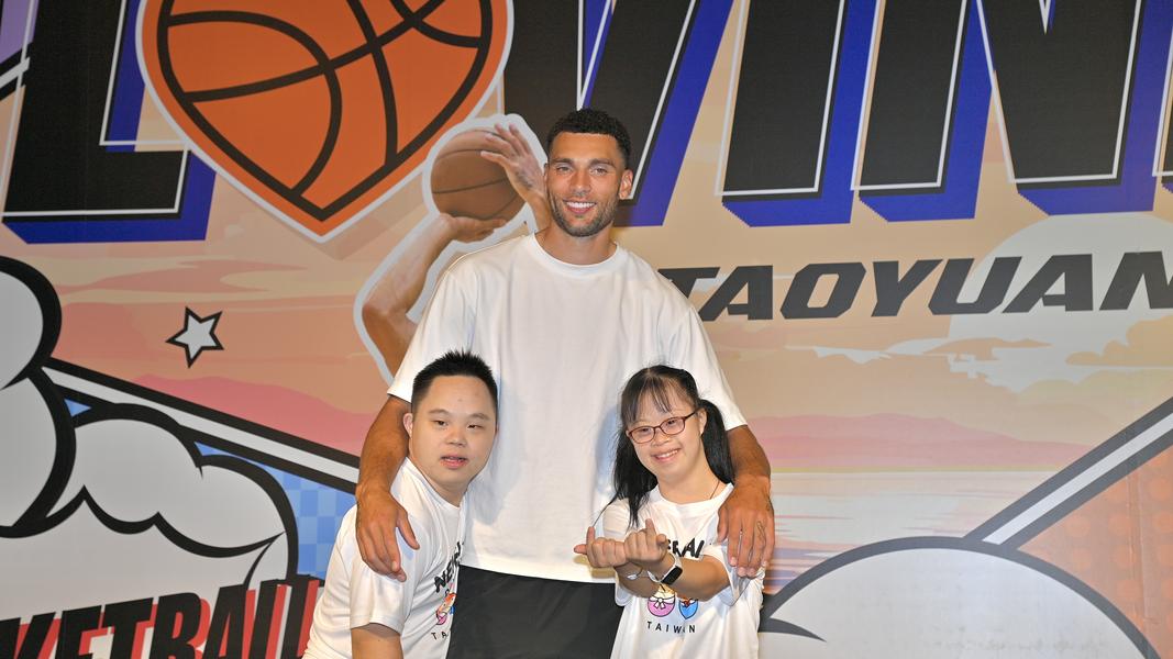 NBA球星拉文出席公益活動陪伴唐寶寶。(圖/胡瑞麒攝)