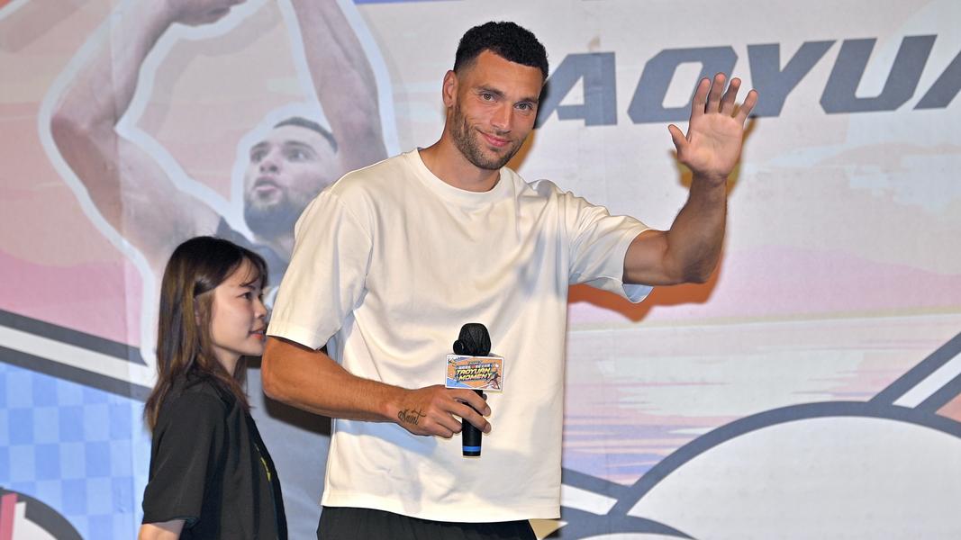 NBA球星拉文出場受到熱烈歡呼。(圖/胡瑞麒攝)