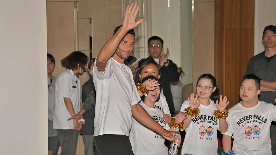 NBA球星拉文和唐寶寶互動。(圖/胡瑞麒攝)