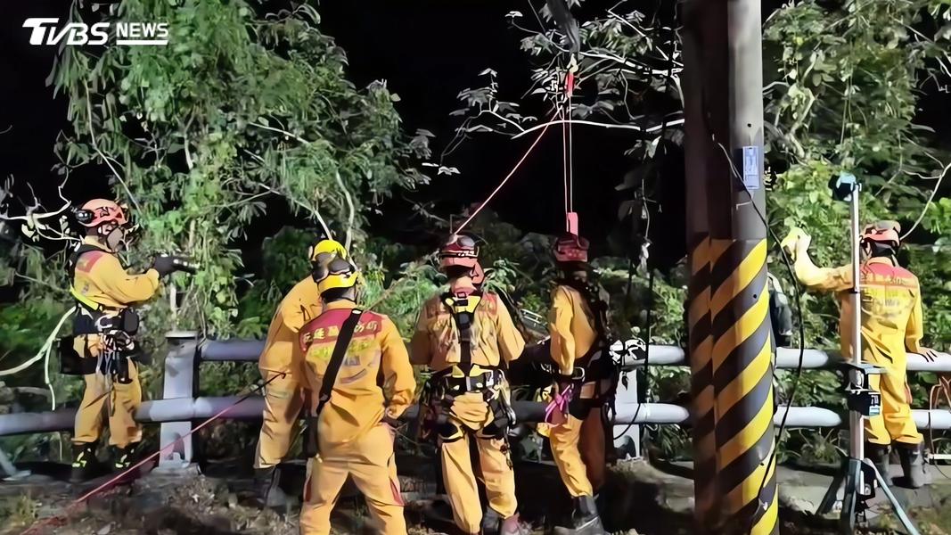 現場地勢陡峭,救援人員利用破壞器材拆解車體,以垂吊方式將傷者救出。(圖/TVBS)
