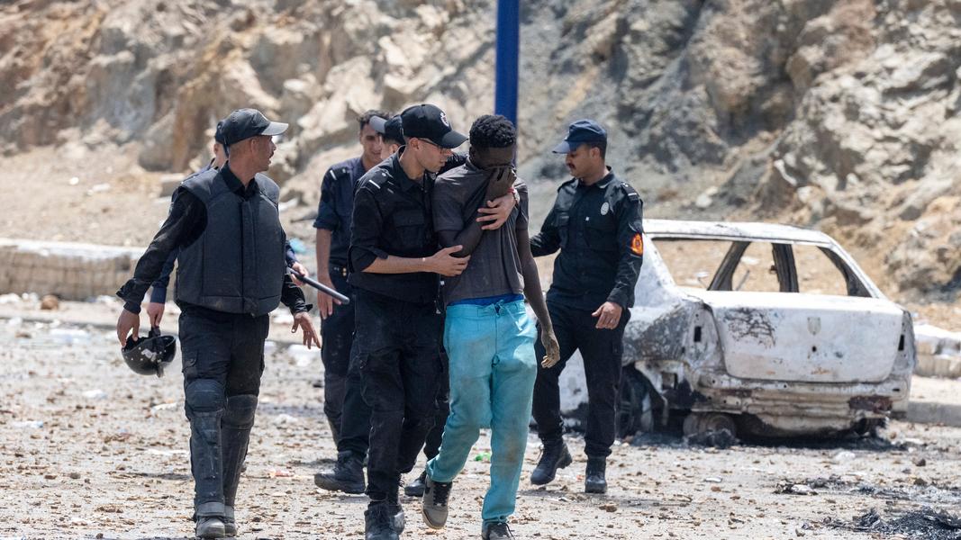 摩洛哥爆發大規模偷渡潮,短短三天內多達6萬人跨海湧入西班牙飛地休達,造成至少67人死亡。(圖/美聯社)(圖/美聯社)