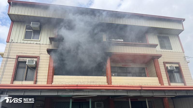 快訊/台中潭子透天民宅起火冒濃煙3人逃生 疑電腦主機起火延燒