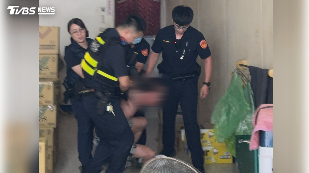 法警發現狀況後立即緊追在後,跑向對街進入檳榔攤,將打赤膊的男子壓制在地。(圖/TVBS)