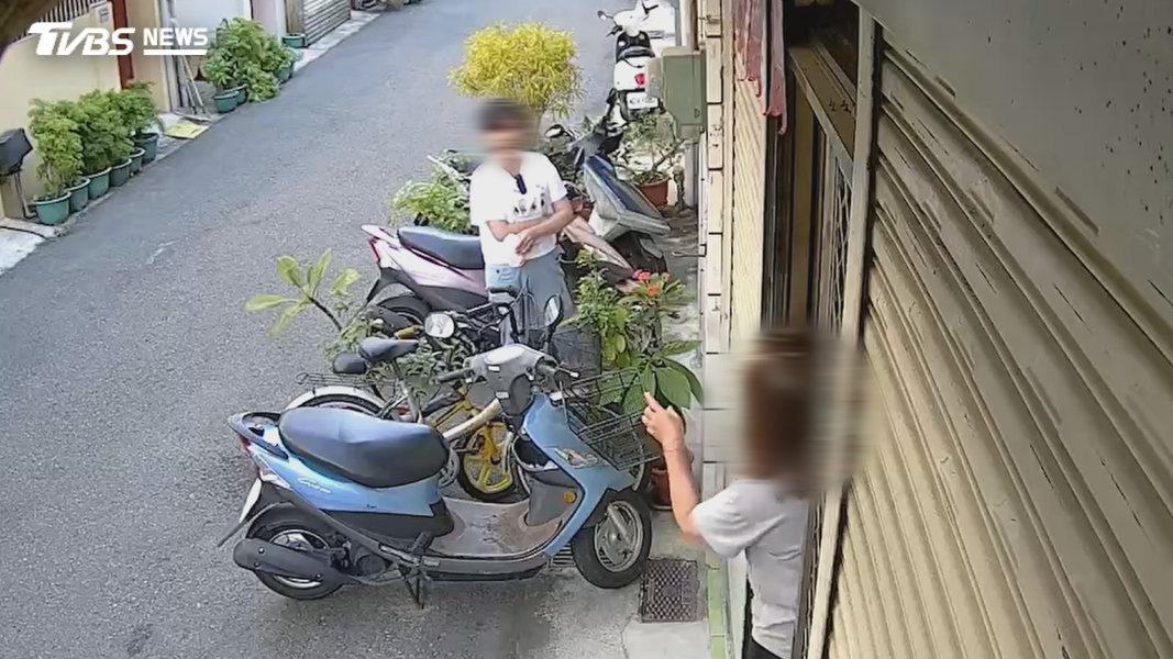 鄰里關係因此撕破臉,有鄰居直接嗆聲要黃姓女子去報警,她也不甘示弱回嗆。(圖/TVBS)