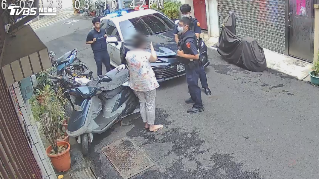 黃姓女子指責員警都不讓她說話,該處理的都不管,還涉嫌妨礙她的名譽。(圖/TVBS)