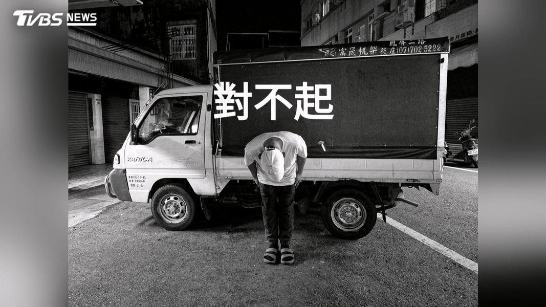 高雄爆紅「爐端燒」餐車惹議,控沒申請硬擺攤,業者鞠躬道歉了。(圖/TVBS)