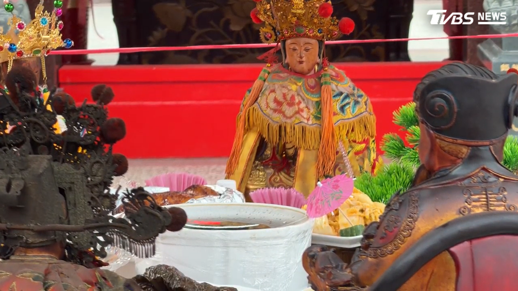 嘉義水上鄉宴,席開60桌,其中一桌保留讓「神明入座」。(圖/TVBS)