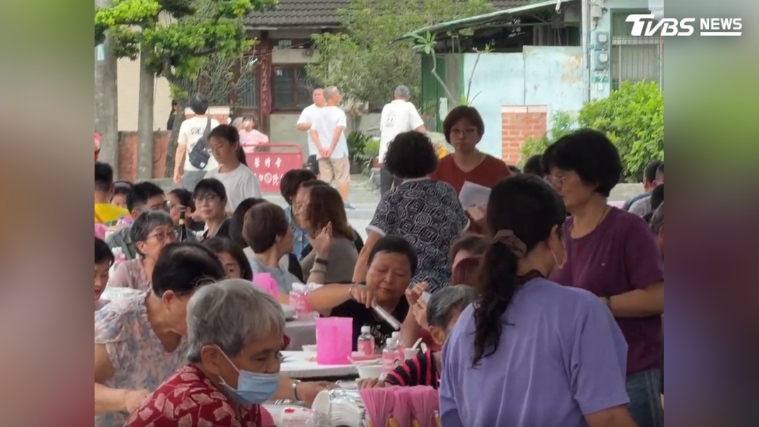 水上鄉宴邁入第二年,網路開放報名後,名額在90秒內就被秒殺。(圖/TVBS)